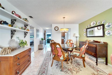 Condo in Saint Petersburg, Florida, 2 bedrooms  № 1379688 - photo 15