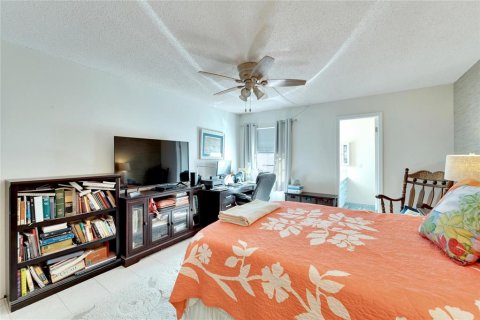 Condo in Saint Petersburg, Florida, 2 bedrooms  № 1379688 - photo 25