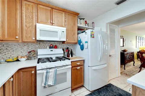 Condo in Saint Petersburg, Florida, 2 bedrooms  № 1379688 - photo 9