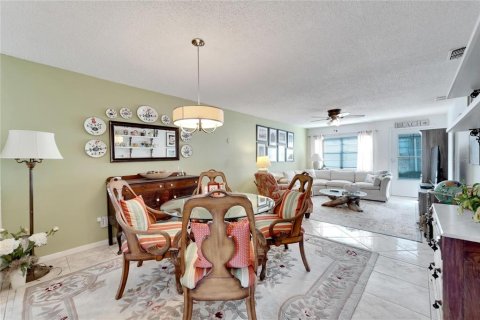 Condo in Saint Petersburg, Florida, 2 bedrooms  № 1379688 - photo 14