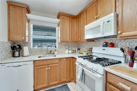 Condo in Saint Petersburg, Florida, 2 bedrooms  № 1379688 - photo 11