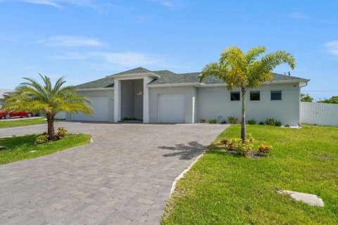 House in Cape Coral, Florida 4 bedrooms, 271.46 sq.m. № 1383356 - photo 3