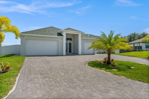 House in Cape Coral, Florida 4 bedrooms, 271.46 sq.m. № 1383356 - photo 2