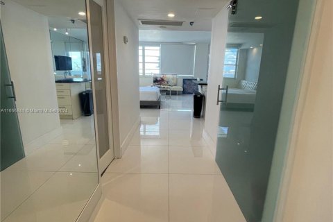 Condo in Miami Beach, Florida  № 1381994 - photo 1