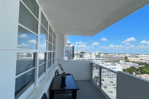 Condo in Miami Beach, Florida  № 1381994 - photo 13