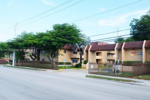 Condo in Miami, Florida, 2 bedrooms  № 1381992 - photo 1