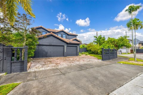 Villa ou maison à vendre à Miami, Floride: 5 chambres, 297.19 m2 № 1381995 - photo 6