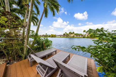 Villa ou maison à vendre à Miami, Floride: 5 chambres, 297.19 m2 № 1381995 - photo 1