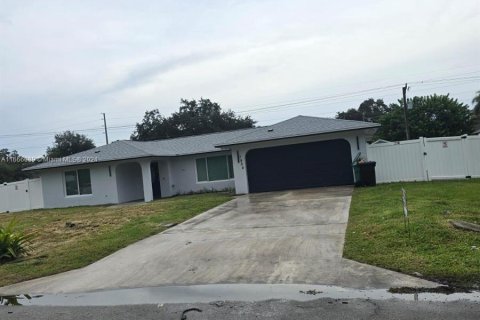 House in St. Lucie, Florida 3 bedrooms, 135.08 sq.m. № 1381991 - photo 3