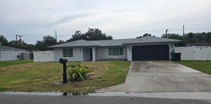 House in St. Lucie, Florida 3 bedrooms, 135.08 sq.m. № 1381991