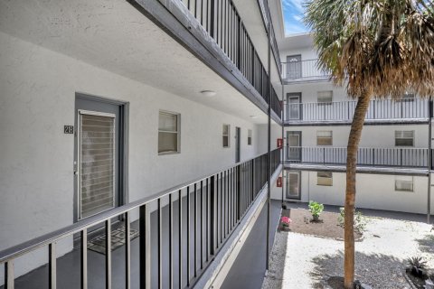 Condo in Lauderdale Lakes, Florida, 2 bedrooms  № 1188539 - photo 10