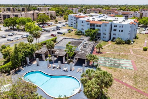 Condo in Lauderdale Lakes, Florida, 2 bedrooms  № 1188539 - photo 1