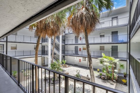 Condominio en venta en Lauderdale Lakes, Florida, 2 dormitorios, 93.83 m2 № 1188539 - foto 11