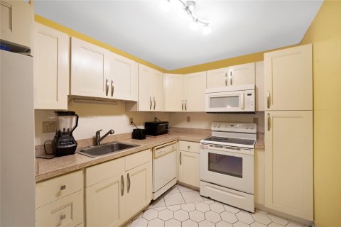 Condo in Pembroke Pines, Florida, 2 bedrooms  № 1188540 - photo 12