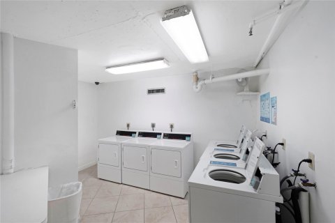 Condo in Pembroke Pines, Florida, 2 bedrooms  № 1188540 - photo 4