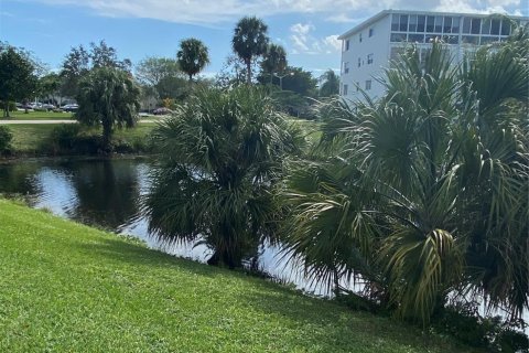 Condo in Deerfield Beach, Florida, 1 bedroom  № 952068 - photo 2