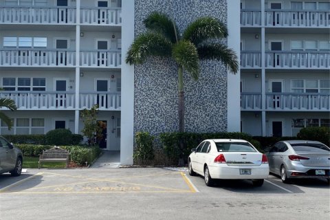 Condo in Deerfield Beach, Florida, 1 bedroom  № 952068 - photo 11