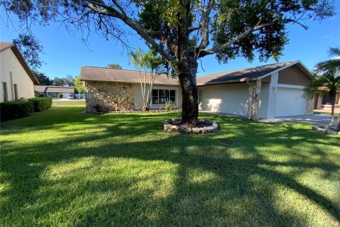 House in Port Richey, Florida 4 bedrooms, 176.33 sq.m. № 1335965 - photo 2