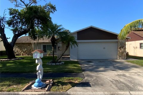 House in Port Richey, Florida 4 bedrooms, 176.33 sq.m. № 1335965 - photo 1