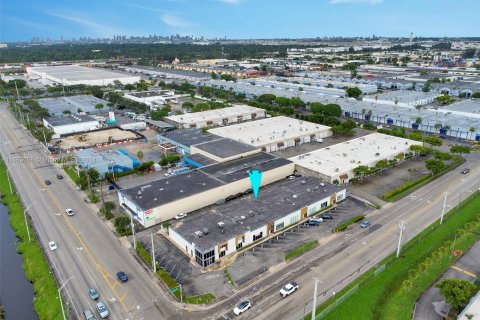 Propiedad comercial en venta en Miami, Florida № 1380063 - foto 2