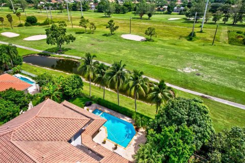 Villa ou maison à vendre à Hialeah, Floride: 5 chambres, 351.08 m2 № 738014 - photo 13