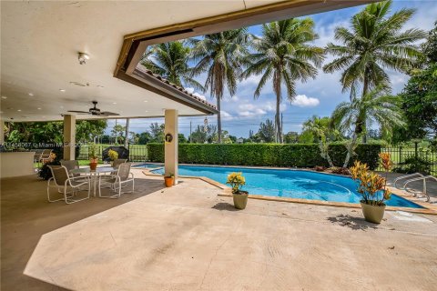Villa ou maison à vendre à Hialeah, Floride: 5 chambres, 351.08 m2 № 738014 - photo 19