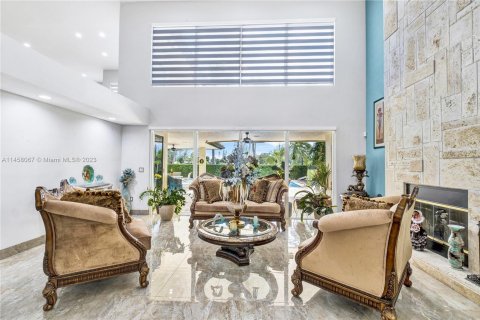 Villa ou maison à vendre à Hialeah, Floride: 5 chambres, 351.08 m2 № 738014 - photo 22