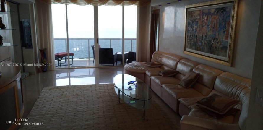 Condo in Sunny Isles Beach, Florida, 3 bedrooms  № 1395157