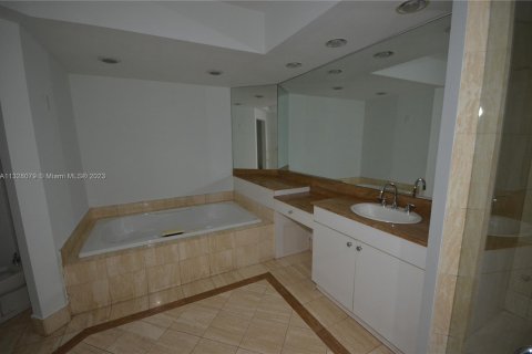 Condo in Aventura, Florida, 2 bedrooms  № 211697 - photo 10