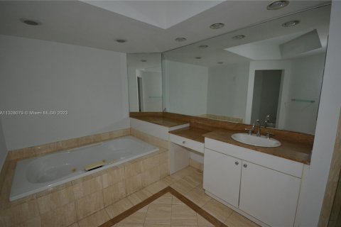 Condo in Aventura, Florida, 2 bedrooms  № 211697 - photo 13