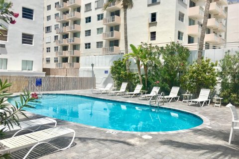 Condo in Miami Beach, Florida, 1 bedroom  № 1408353 - photo 1