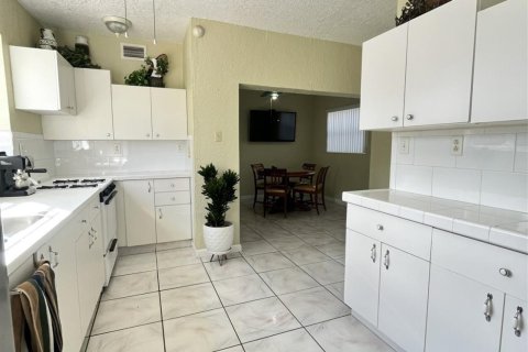 Casa en venta en Miami, Florida, 5 dormitorios, 115.57 m2 № 874523 - foto 3