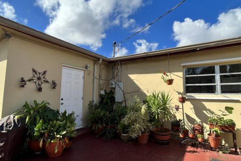 Casa en venta en Miami, Florida, 5 dormitorios, 115.57 m2 № 874523 - foto 1