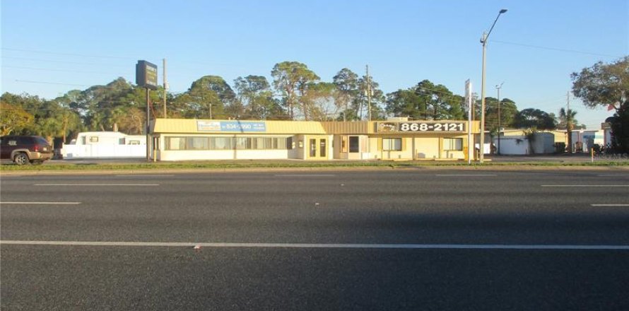 Commercial property in Port Richey, Florida 276.48 sq.m. № 243498