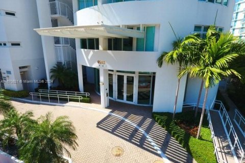 Condo in Miami Beach, Florida  № 1389977 - photo 1