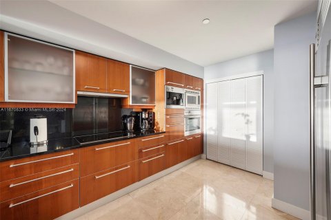 Condo in Miami, Florida, 2 bedrooms  № 1389980 - photo 12