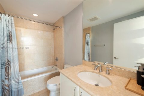 Condo in Miami, Florida, 2 bedrooms  № 1389980 - photo 22