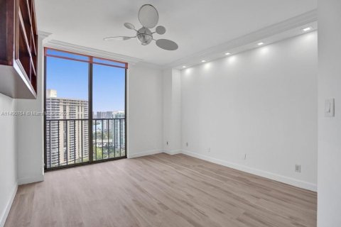 Condo in Aventura, Florida, 2 bedrooms  № 547593 - photo 16