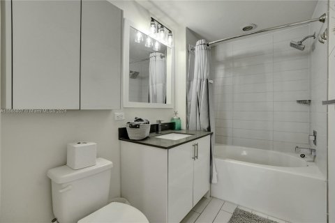 Condo in Miami, Florida, 2 bedrooms  № 1384149 - photo 23