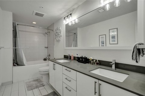 Condo in Miami, Florida, 2 bedrooms  № 1384149 - photo 18