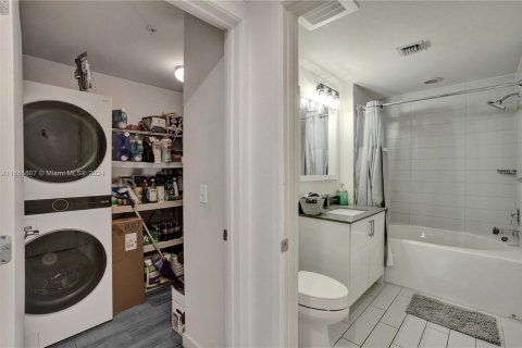 Condo in Miami, Florida, 2 bedrooms  № 1384149 - photo 25