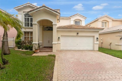 House in Miramar, Florida 4 bedrooms, 269.6 sq.m. № 1384196 - photo 1