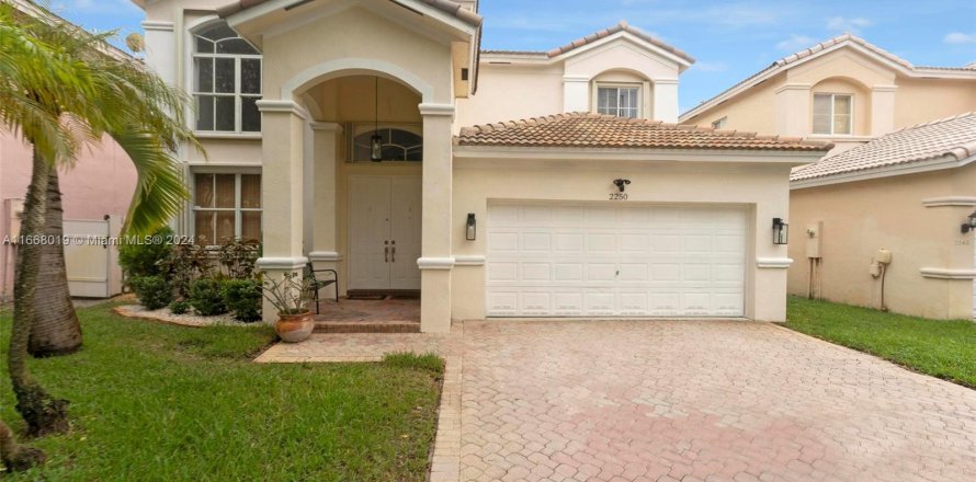 House in Miramar, Florida 4 bedrooms, 269.6 sq.m. № 1384196