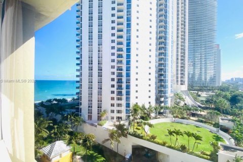 Condominio en venta en Sunny Isles Beach, Florida, 33.44 m2 № 942331 - foto 12