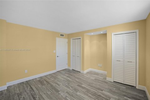 Condo in Hollywood, Florida, 2 bedrooms  № 1161332 - photo 27