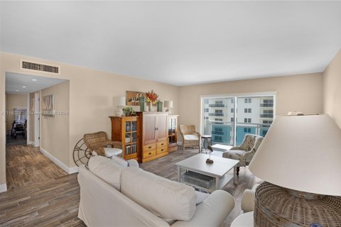 Condo in Hollywood, Florida, 2 bedrooms  № 1161332 - photo 8