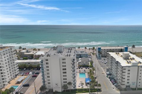 Condo in Hollywood, Florida, 2 bedrooms  № 1161332 - photo 1