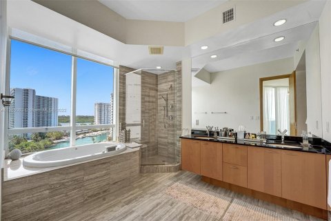 Condo in Sunny Isles Beach, Florida, 3 bedrooms  № 71816 - photo 25