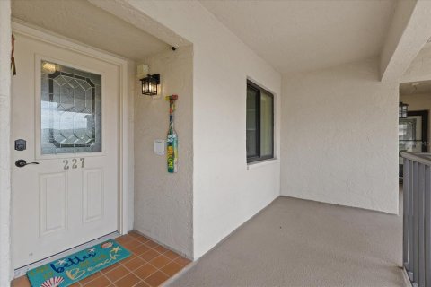 Condo in Port Richey, Florida, 2 bedrooms  № 1359696 - photo 8