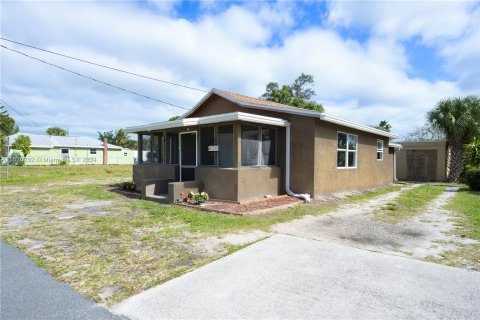 Villa ou maison à vendre à Stuart, Floride: 3 chambres, 74.79 m2 № 997944 - photo 2